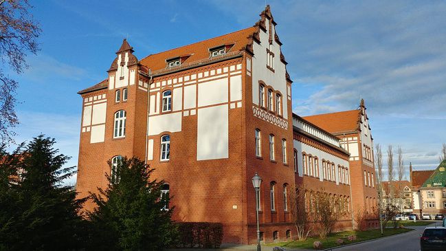 Dienstgebäude des ZRB in Halle; dreigeschossiger Klinkerbau (Bild hat eine Langbeschreibung)